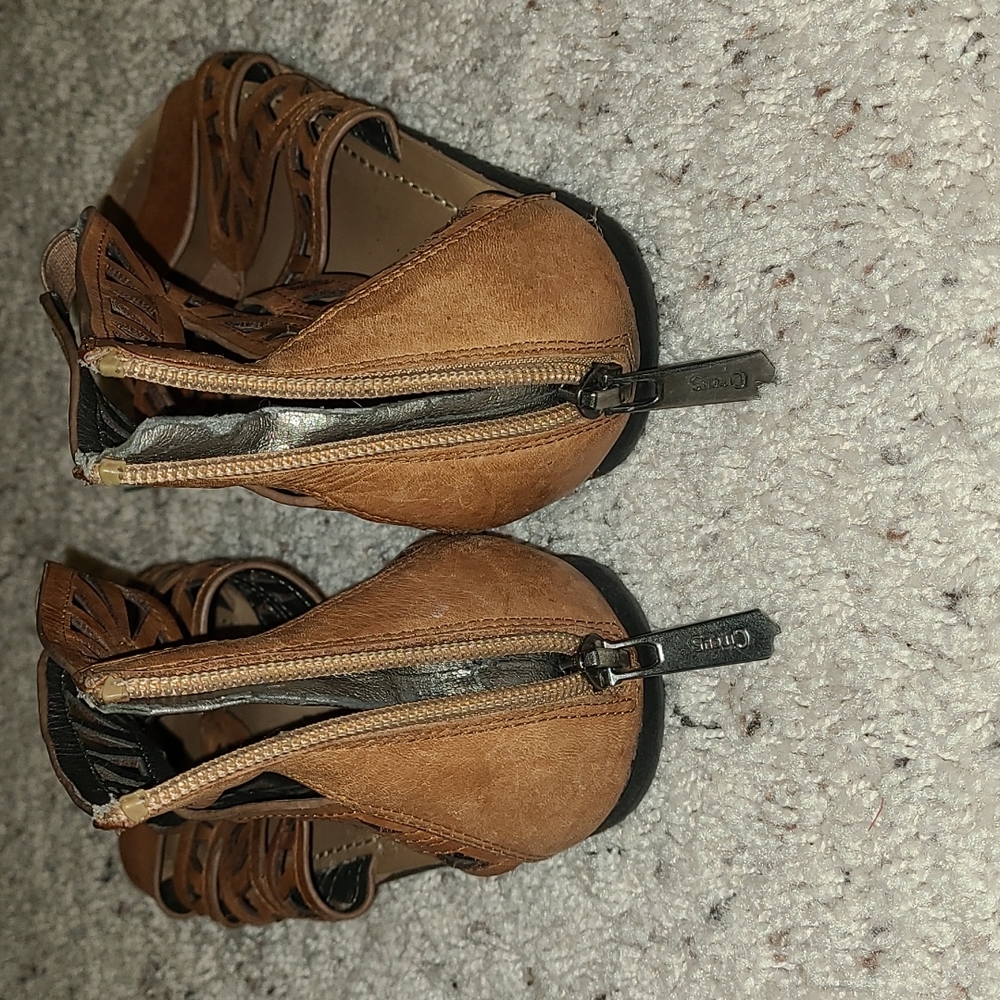 Tan sandal - Picture 3 of 3